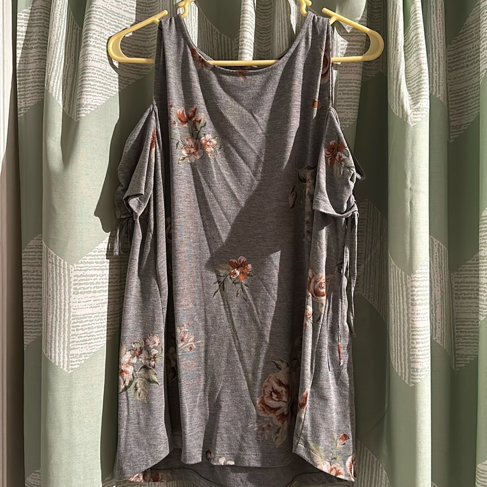 Flowly, open shoulder top.